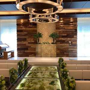 バージンロードがガラス張りになっており、魅力的に感じた。