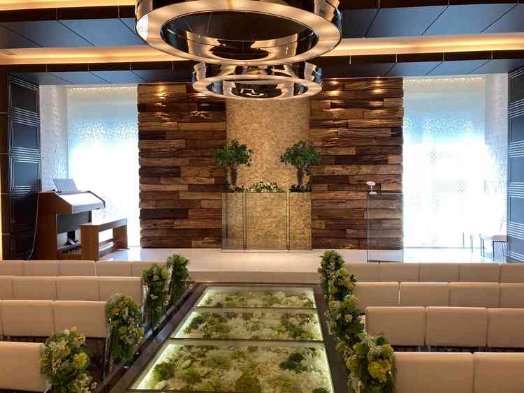 バージンロードがガラス張りになっており、魅力的に感じた。