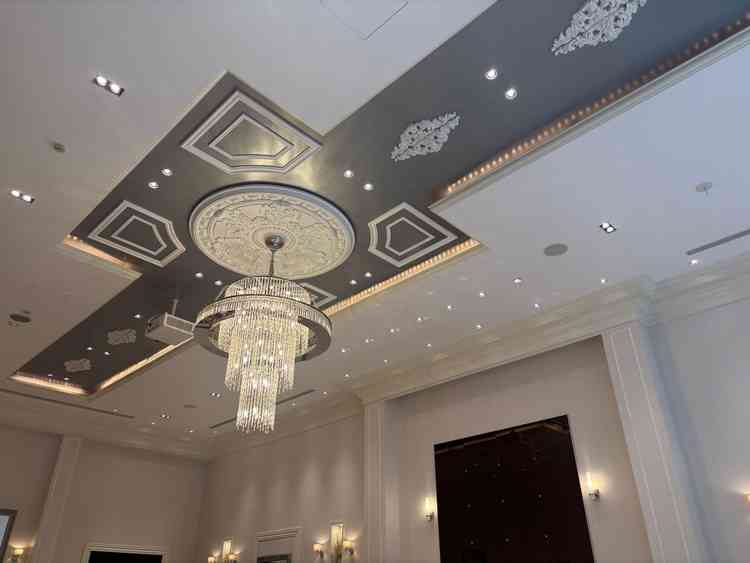 披露宴会場のシャンデリアが素敵だった。