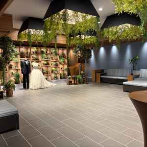 挙式後に新郎新婦が参列者と交流を持てるスペースです。十分な広さとソファがありました。