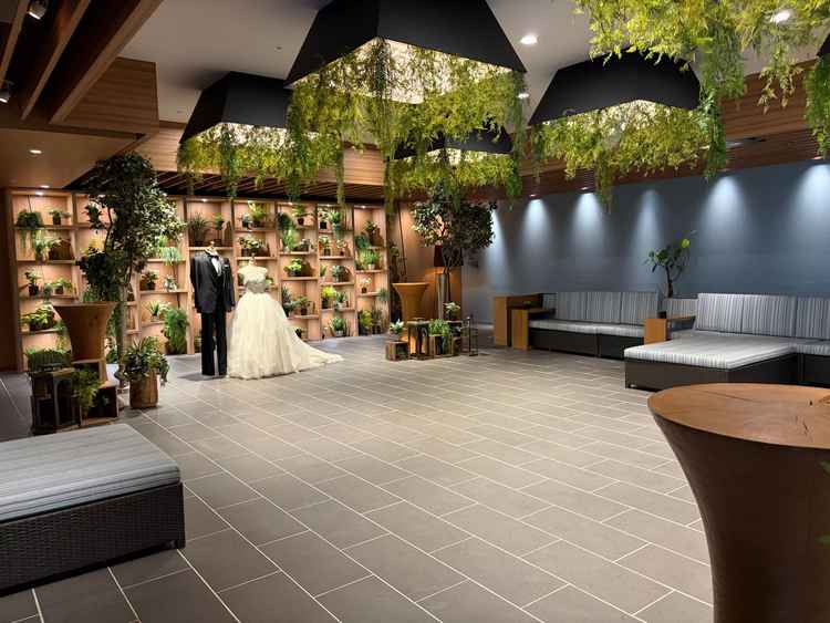 挙式後に新郎新婦が参列者と交流を持てるスペースです。十分な広さとソファがありました。