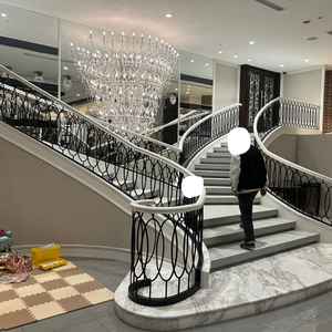 階段もシャンデリアもあり、厳かな雰囲気の会場。広いため子どもの遊ぶスペースも会場内に設置可能。