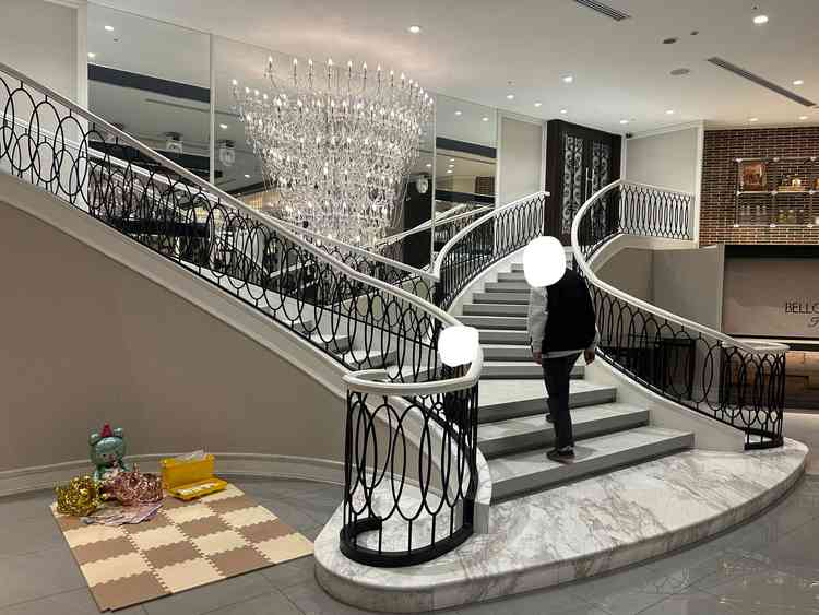 階段もシャンデリアもあり、厳かな雰囲気の会場。広いため子どもの遊ぶスペースも会場内に設置可能。