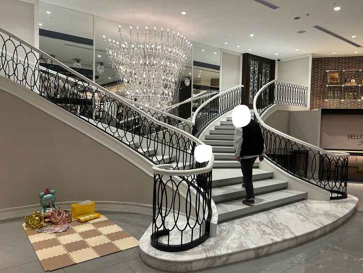 階段もシャンデリアもあり、厳かな雰囲気の会場。広いため子どもの遊ぶスペースも会場内に設置可能。