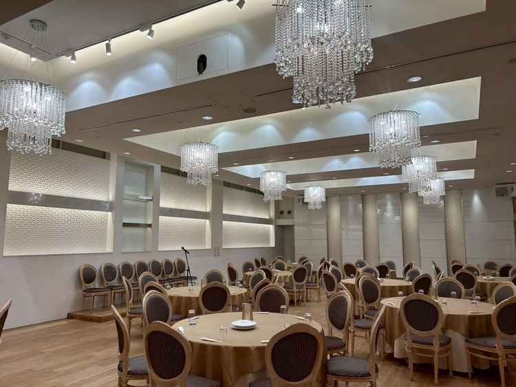 披露宴会場。合わせる小物や装花で煌びやかな雰囲気にも、アットホームな雰囲気にもしやすい会場。