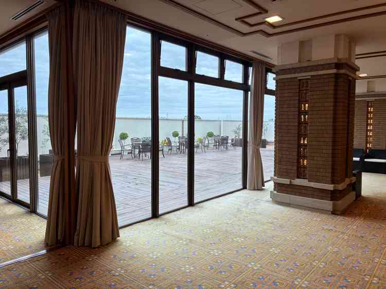 フラワーシャワーができそうなテラス