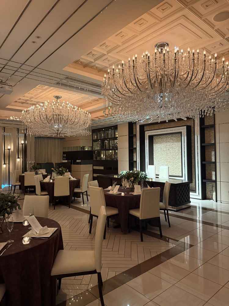 2Fの会場。昼間でも真っ暗にできるので、非常に高級感がありシックな印象！