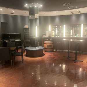 披露宴会場前にあるゲストルーム。バーカウンターが設置されており、シックな会場の雰囲気に合っている。