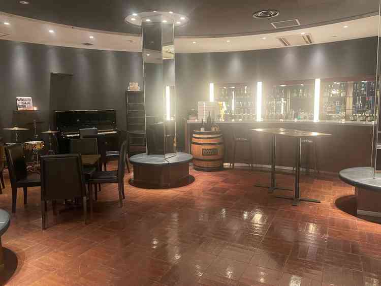 披露宴会場前にあるゲストルーム。バーカウンターが設置されており、シックな会場の雰囲気に合っている。