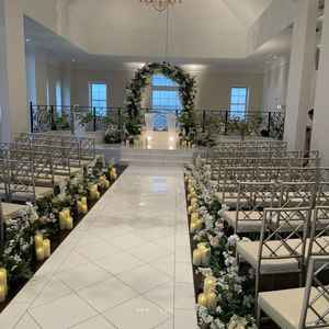 神聖な雰囲気のチャペル。白を基調とした厳かな雰囲気でとても良かった。