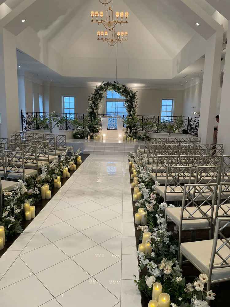 神聖な雰囲気のチャペル。白を基調とした厳かな雰囲気でとても良かった。