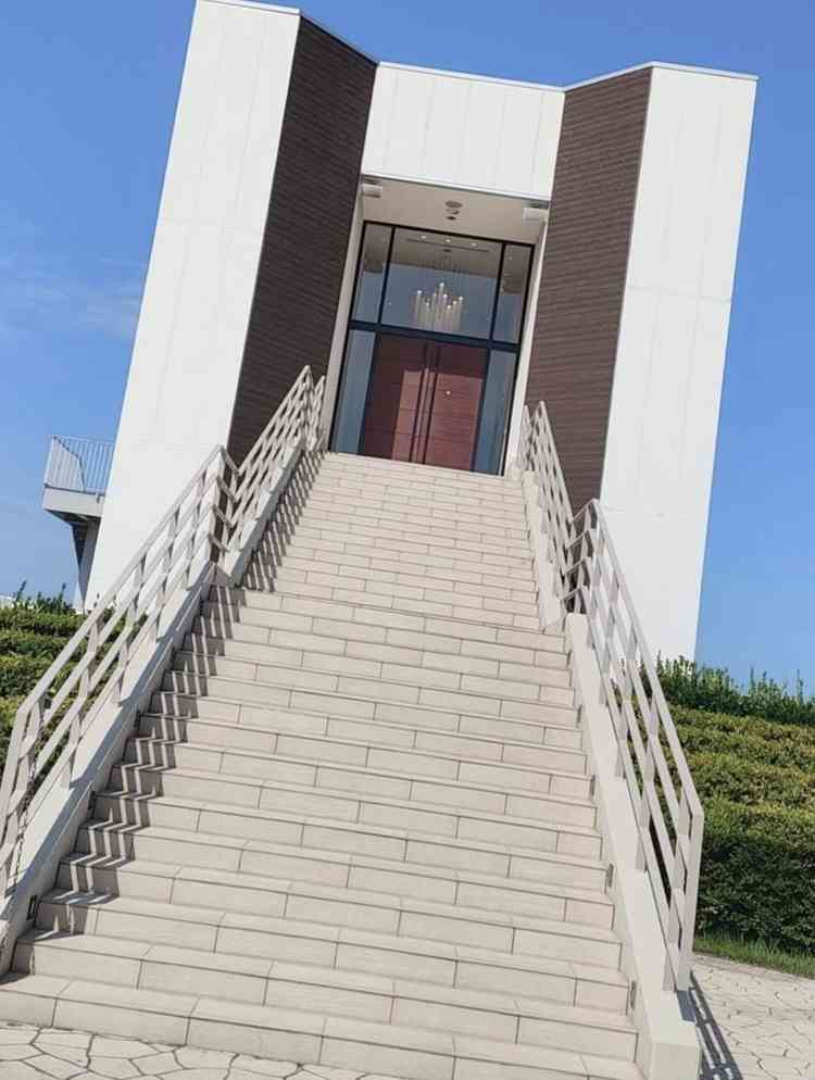 外階段です。フラワーシャワーなどを行うところみたいです。見学時に実際にやってましたが綺麗でした