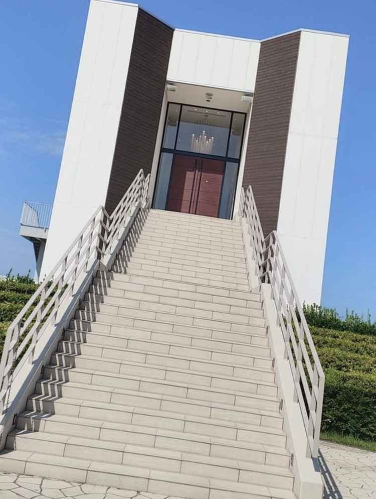 外階段です。フラワーシャワーなどを行うところみたいです。見学時に実際にやってましたが綺麗でした