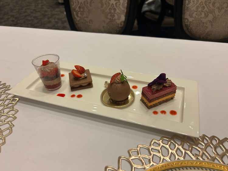 試食のデザートです。バレンタイン時期ということもあり、チョコレートと苺のケーキなどでした。