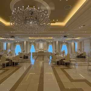 披露宴会場の写真。モードパリという会場で、広すぎず狭すぎず、高級感のあるシャンデリアがある。