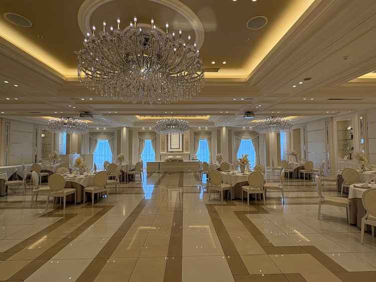 披露宴会場の写真。モードパリという会場で、広すぎず狭すぎず、高級感のあるシャンデリアがある。