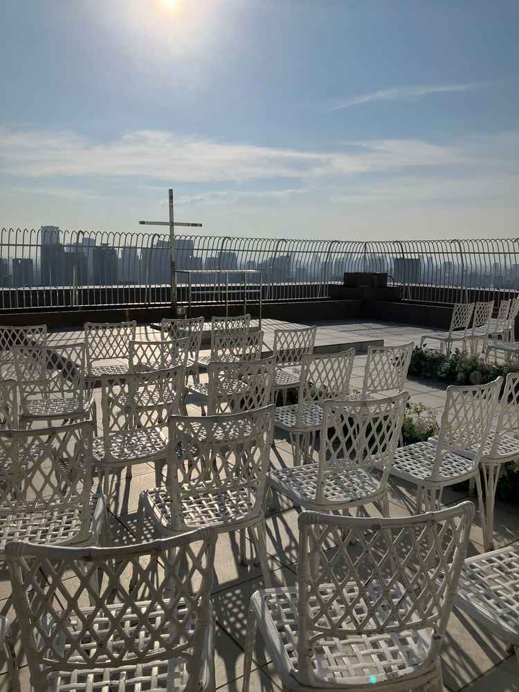 外のチャペル。青空の下でロマンティック。