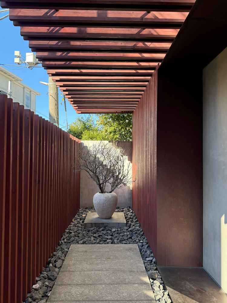 ゲストの皆さんが一番初めに通る場所です。神社の参道をイメージして作られているそうです。