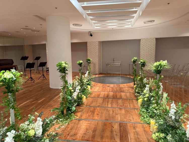 庭園が見えるチャペル