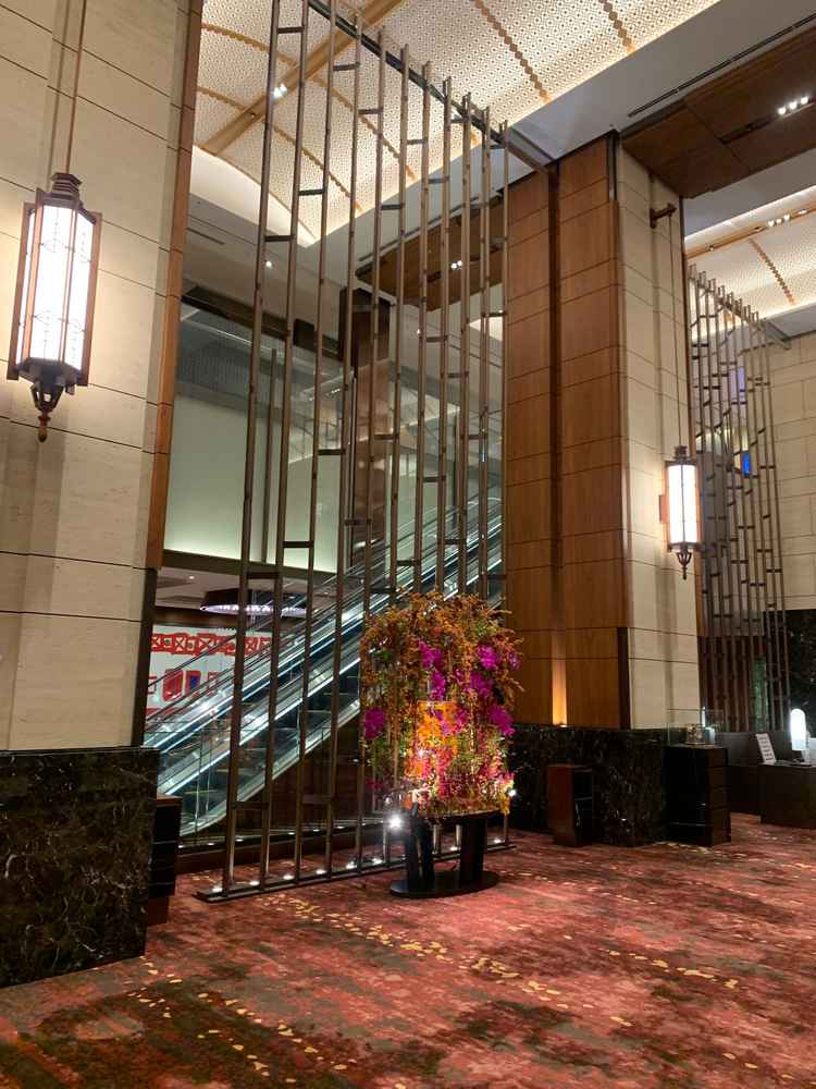 ロビー。雨が降ってても地下直結。何もないくらいシンプルな作りで迷いにくそう。