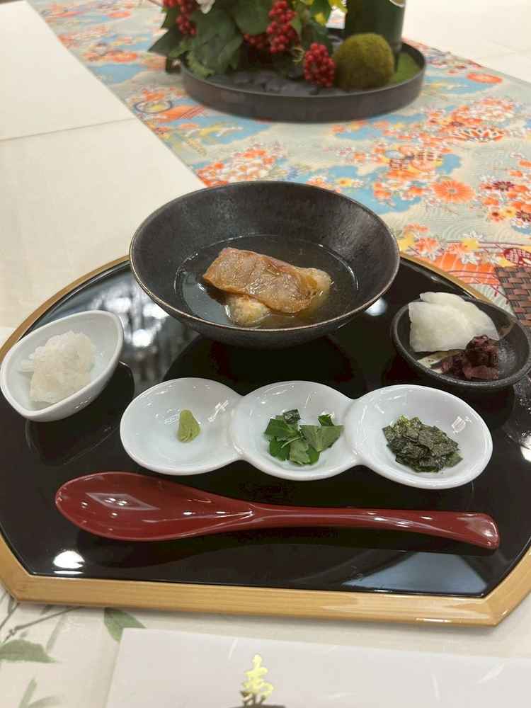 お料理締めの鯛茶漬けです。