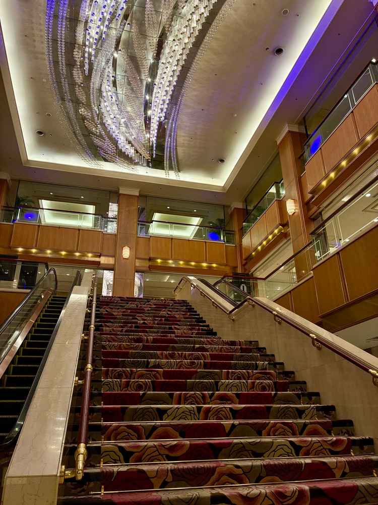 地下鉄駅から直結で館内へ進み、ロビー階の手前で見上げる天の川。