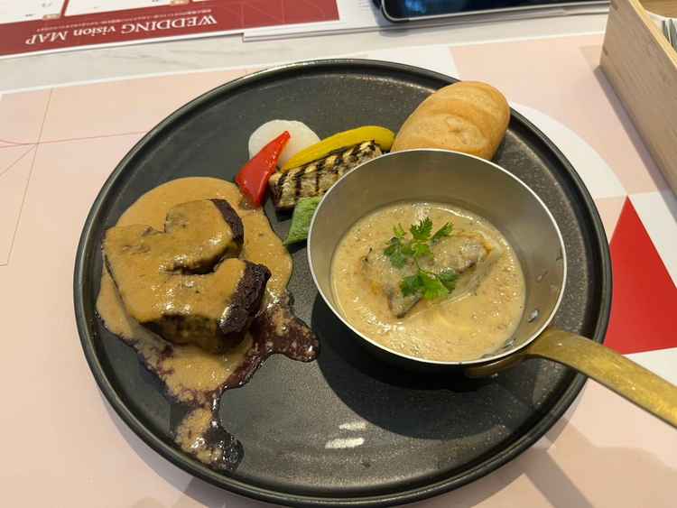 試食のワンプレートです。とても美味しく、牛フィレも柔らかくて切りやすかったです。