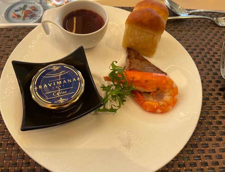 キャビア等の高級食材をふんだんに使用しておりとても美味しかった。個人的にはエビとデザートが好みだった