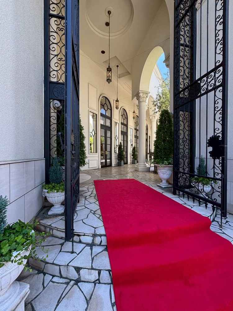 入り口には大きな門があります。