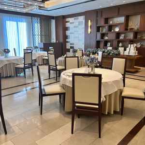 モダンスイートレジデンス。オープンキッチン付きの披露宴会場。