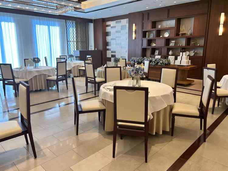 モダンスイートレジデンス。オープンキッチン付きの披露宴会場。