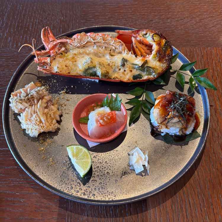 試食会のワンプレート。全てとっても美味しく、右のフォアグラ寿司が1番評判がいいそうです。