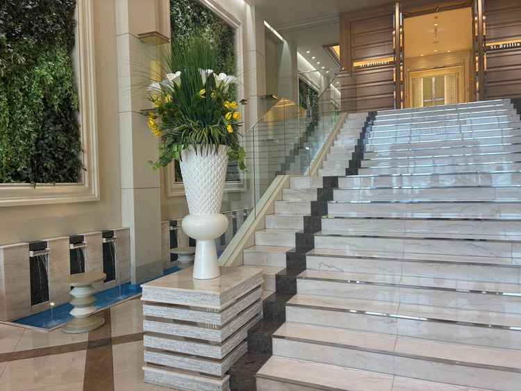 室内に階段があり、ブーケトスや集合写真撮影をここでできるとのことでした。