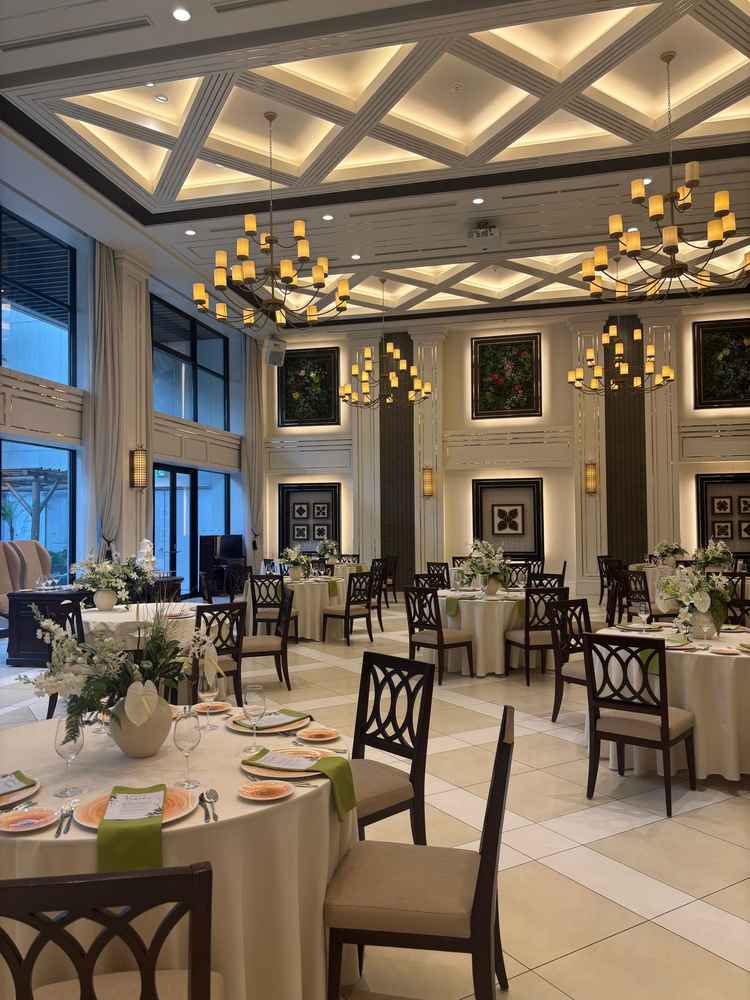 披露宴会場(カイ マウナ)の写真。南国をイメージした非日常感を感じられるデザインが魅力でした。