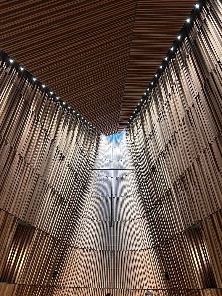 雨の日の見学ではありましたが、それでも自然光で室内明るく天井も高いチャペルでとても良いと感じました。