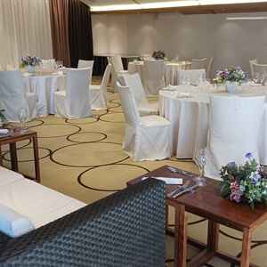 洋風の披露宴会場。天井の飾りがチャペルと同じになっていて、統一感があった。