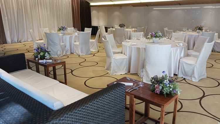 洋風の披露宴会場。天井の飾りがチャペルと同じになっていて、統一感があった。