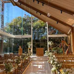 水と緑に囲まれた挙式会場