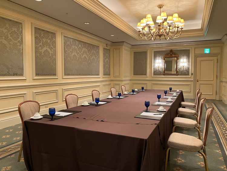 少規模から中規模の食事会で使える会場。明るい雰囲気で、好みに合わせて会場を選べるのが魅力的でした。