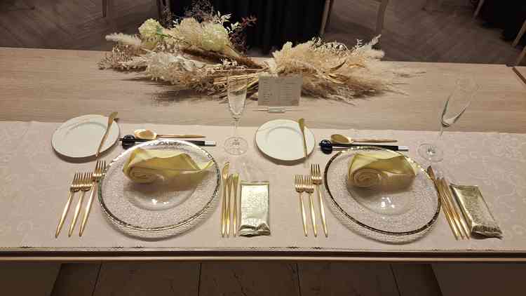 ゴールドのカトラリーが珍しく素敵で、きちんと感がある会場の中で安心感があり、とても素敵でした！