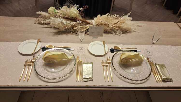 ゴールドのカトラリーが珍しく素敵で、きちんと感がある会場の中で安心感があり、とても素敵でした！