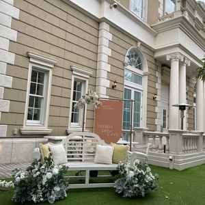 入場後すぐのスペース。ウェルカムスペースなどで自由に空間を作り上げることができる。