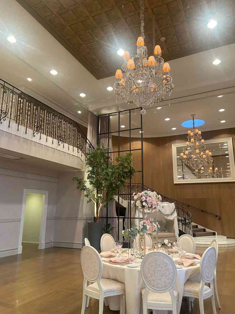 披露宴会場「サンタモニカスイート」。上からシャンデリアが見れるのも魅力の１つのようです。