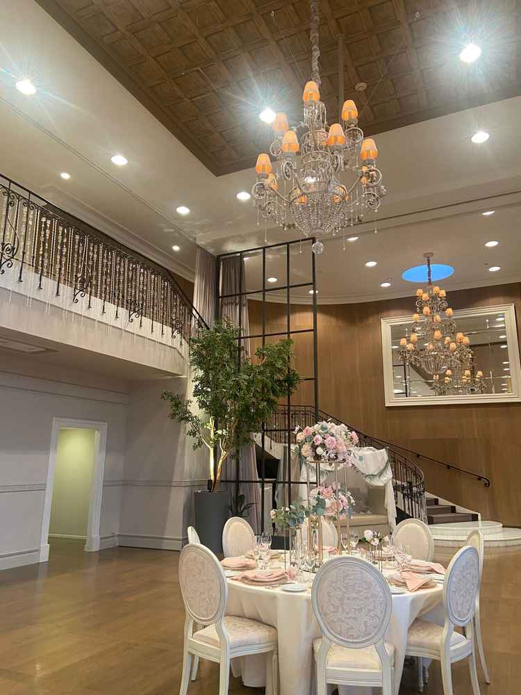 披露宴会場「サンタモニカスイート」。上からシャンデリアが見れるのも魅力の１つのようです。