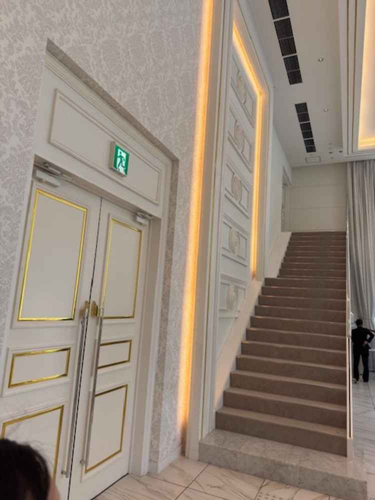 披露宴会場内に階段があるため,お色直し後の入場に使用できる.
