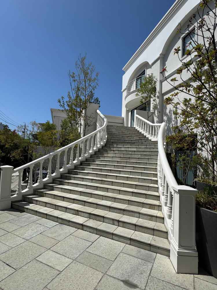 まっすぐではなく、少しカーブのついている階段が他の会場とは違っていて大人っぽく魅力的でした。