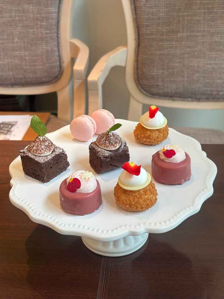 デザートが美味しかったです。特に紫のラズベリーケーキが印象に残りました。