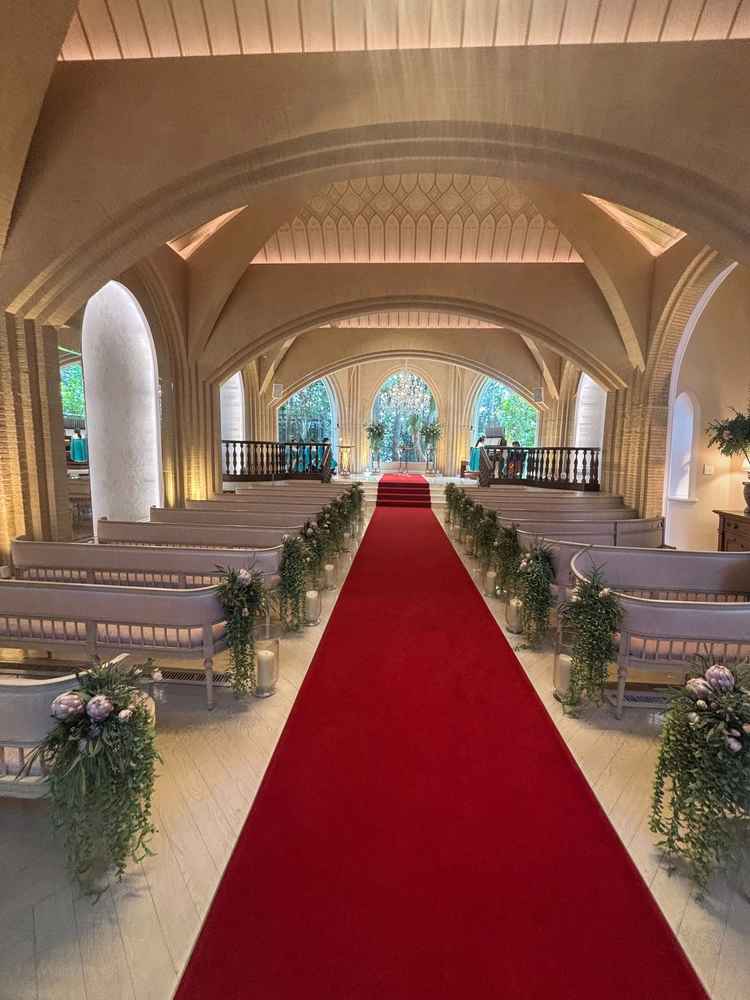 挙式会場です。ここでもスクリーンが、降りてきて新婦さんの登場前に生い立ち的な映を流す配慮があり。
