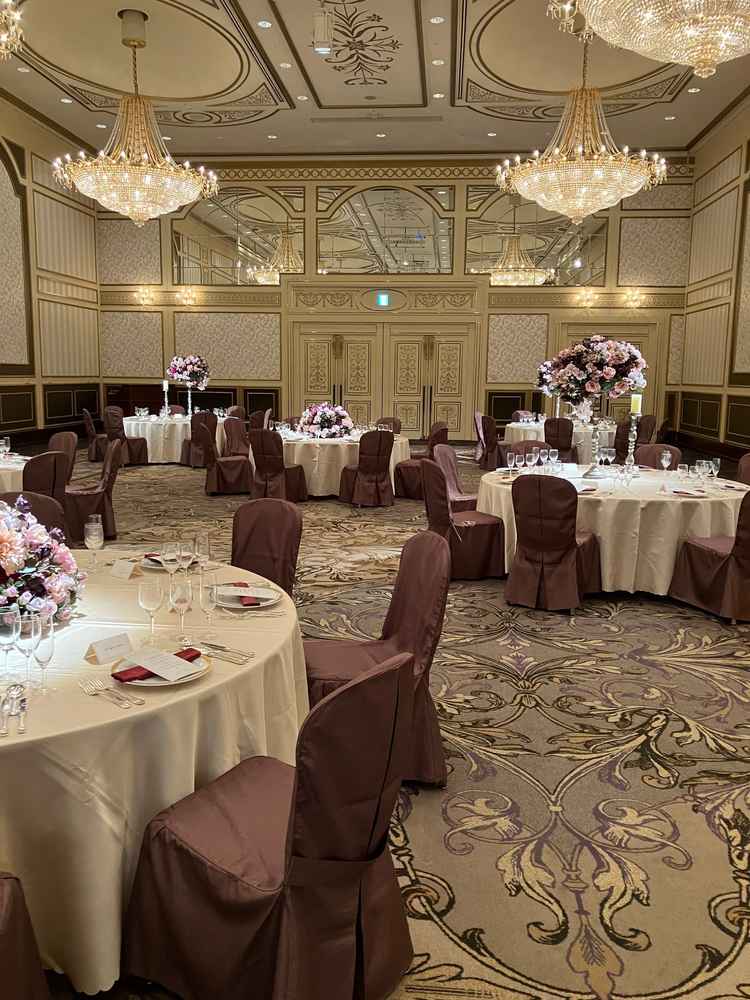 天井が高くシャンデリアが魅力的な披露宴会場の一つ