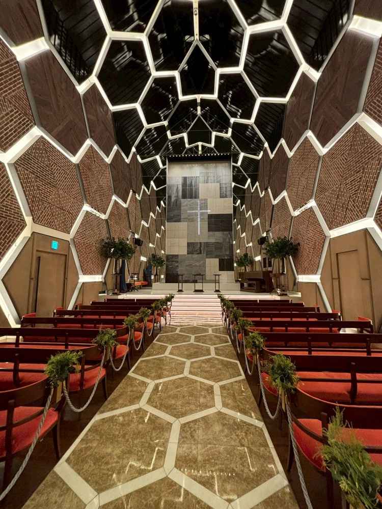 もう一つのチャペル。前方に水が流れていて会場内が水の匂いで溢れています。距離感も近くて迫力あり。